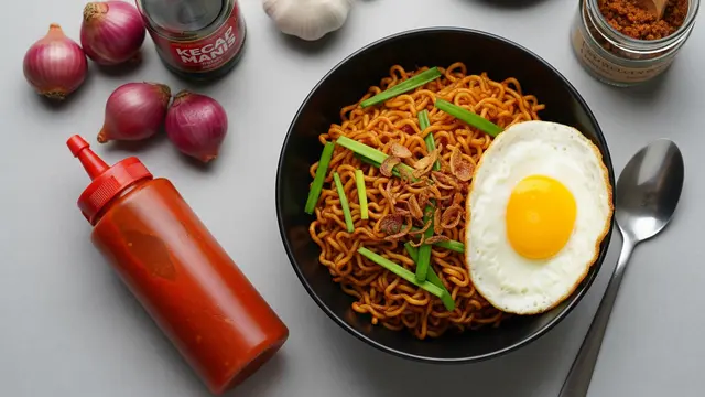 Mie Instan dengan Pelengkap Lauk