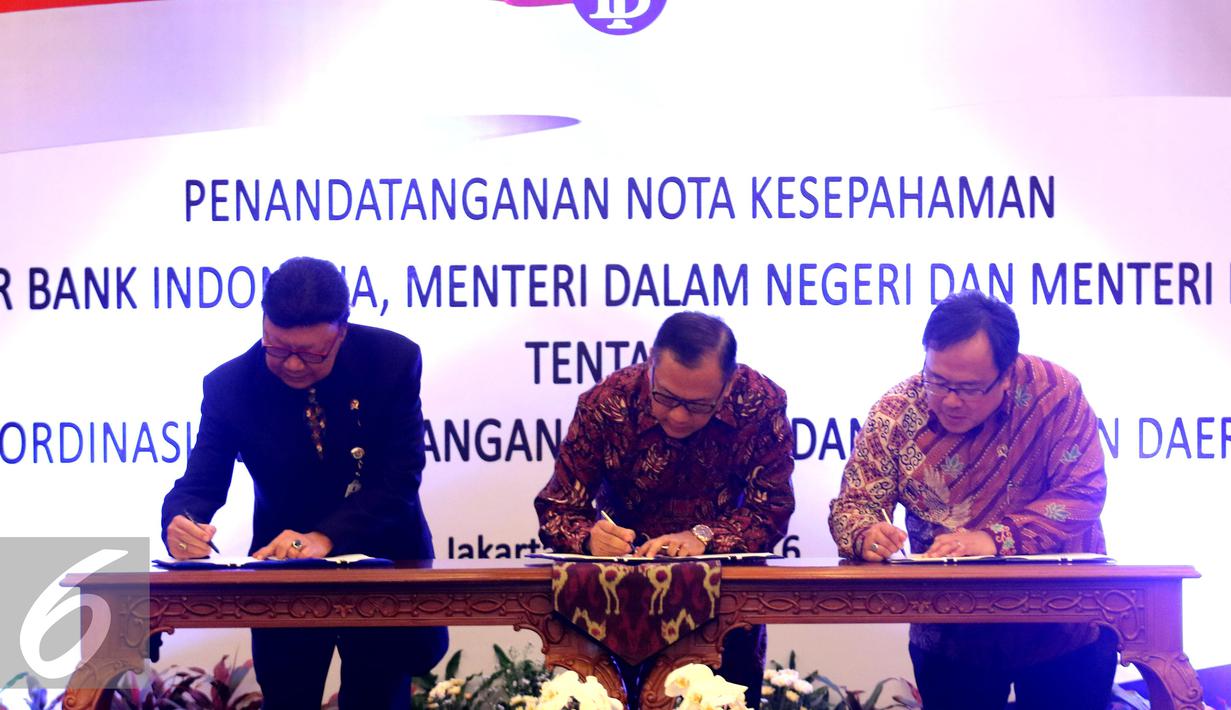 Penandatanganan nota kesepahaman tentang koordinasi pengembangan ekonomi dan keuangan daerah antara Mendagri, Gubernur BI dan Menkeu di Jakarta, Jumat (21/4). (Liputan6.com/Angga Yuniar)