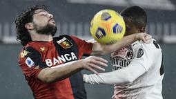 Meski terdampar di zona degradasi, Genoa ternyata memiliki penyerang hebat, yaitu Mattia Destro (kiri). Sejauh ini, Destro telah mencetak delapan gol pada musim ini dan lima diantaranya dicetak lewat sundulan kepala. (AFP/Filippo Monteforte)