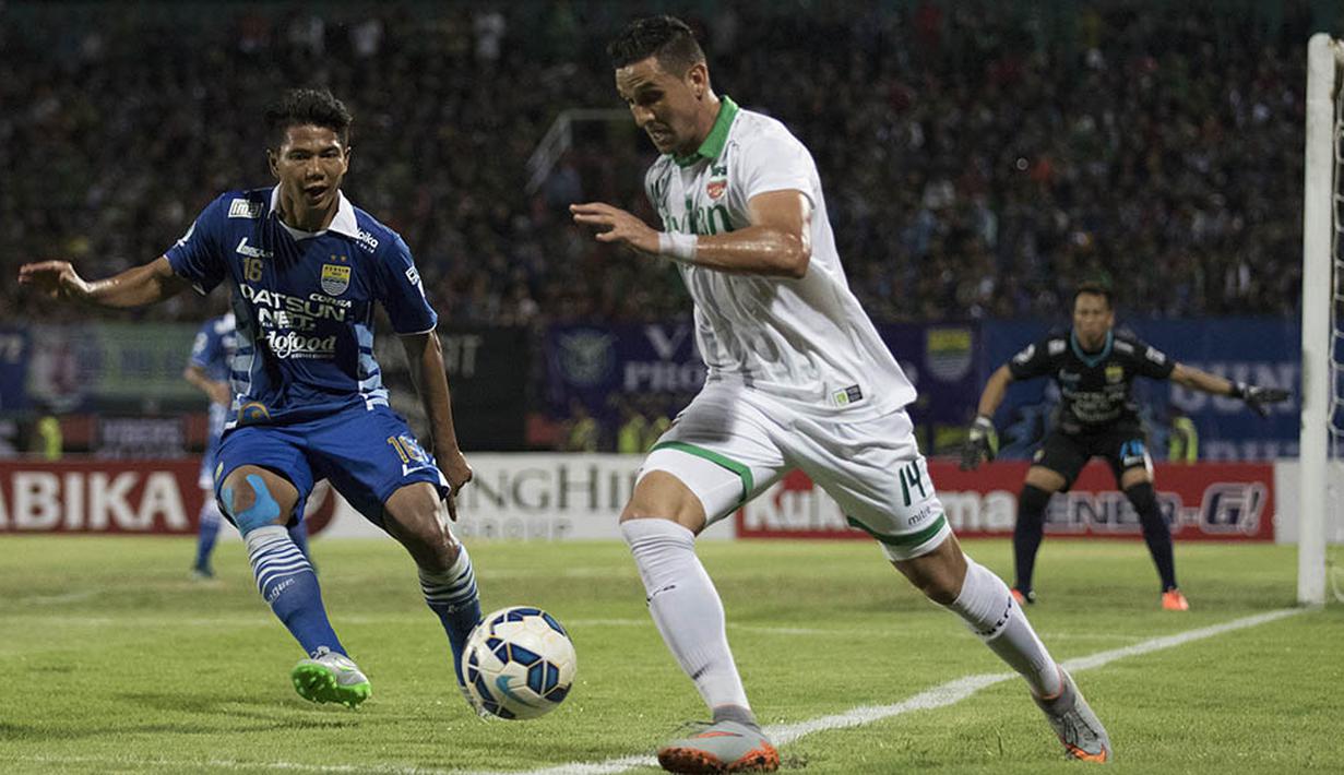 Pemain Surabaya United, Pedro Javier, berusaha melewati hadangan bek Persib, Ahmad Jufriyanto, dalam lanjutan Grup C Piala Jenderal Sudirman 2015 di Stadion Gelora Delta Sidoarjo, Sabtu (21/11/2015). (Bola.com/Vitalis Yogi Trisna)