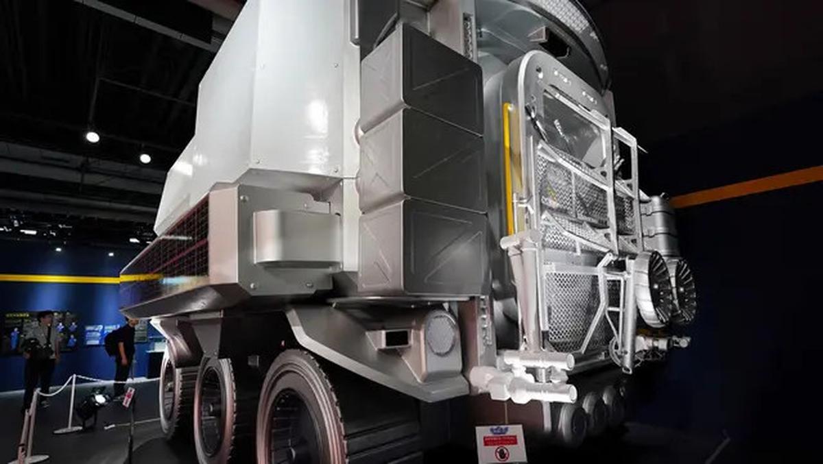 Jepang Pamerkan Model dalam Skala Penuh Kendaraan Penjelajah Bulan Pertama di Dunia