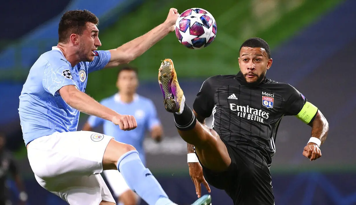 Pemain Lyon, Memphis Depay, berebut bola dengan pemain Manchester City, Aymeric Laporte, pada perempat final Liga Champions di Stadion Jose Alvalade, Sabtu (15/8/2020). Lyon menang 3-1 atas Manchester City. (Franck Fife/Pool/via AP)