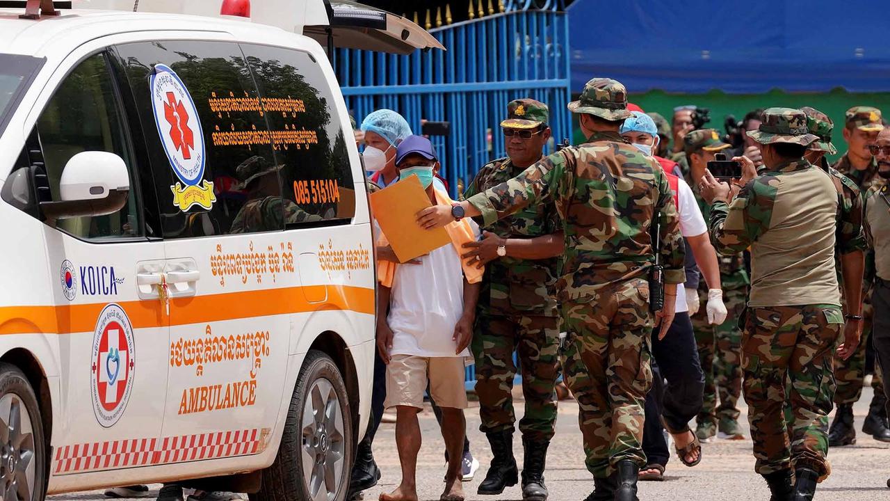 FOTO: Usai Gencatan Senjata, Tentara Kamboja yang Ditahan Dipulangkan Militer Thailand
