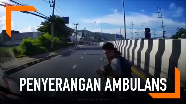 Insiden menakutkan di jalanan dialami seorang pengemudi ambulans di Thailand. Ia diserang 2 pengendara motor dengan menggunakan senjata tajam.