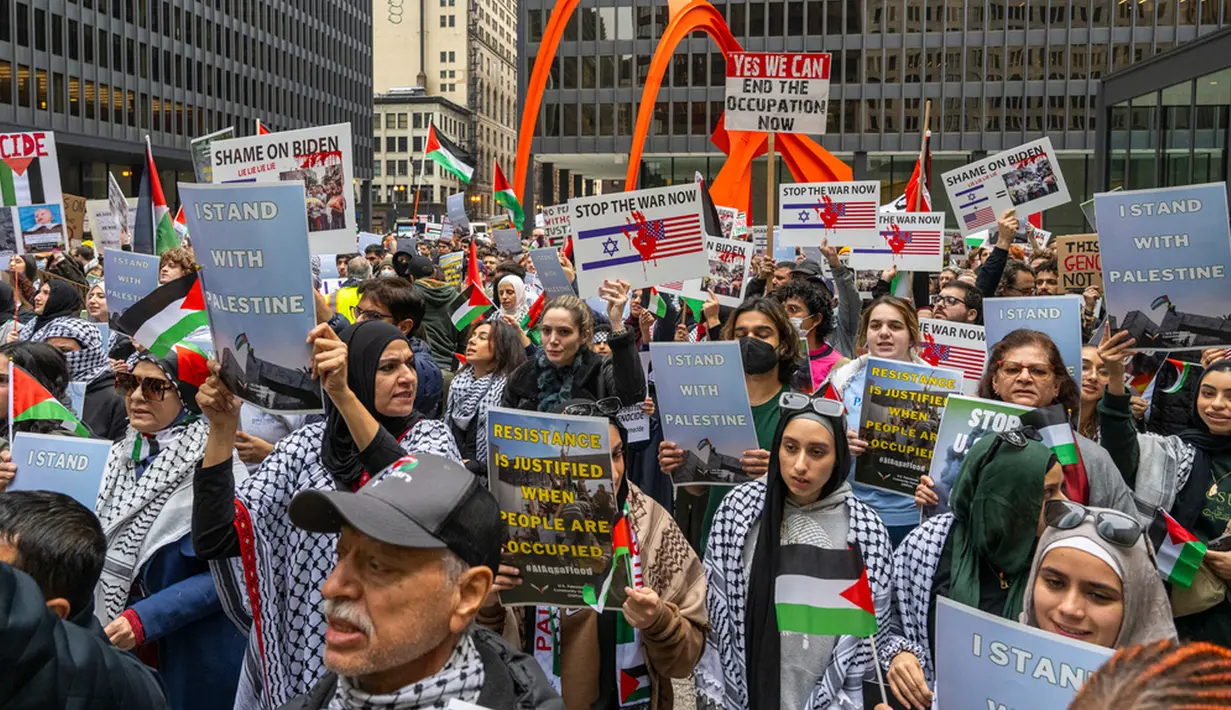 Para pengunjuk rasa juga menyerukan para pemimpin global untuk berhenti membantu Israel dalam konflik tersebut. (Tyler Pasciak LaRiviere/Chicago Sun-Times via AP)