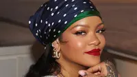 Rihanna Pimpin Tren Mode Nonnacore, Terinspirasi Busana Nenek-nenek di Italia
