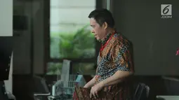 Direktur PT Gajah Tunggal Jusup Agus Sayono usai menjalani pemeriksaan KPK, Jakarta, Senin (6/11). Jusup diperiksa sebagai saksi dugaan korupsi pemberian SKL kepada pemegang saham pengendali BDNI tahun 2004. (Liputan6.com/Helmi Fithriansyah)
