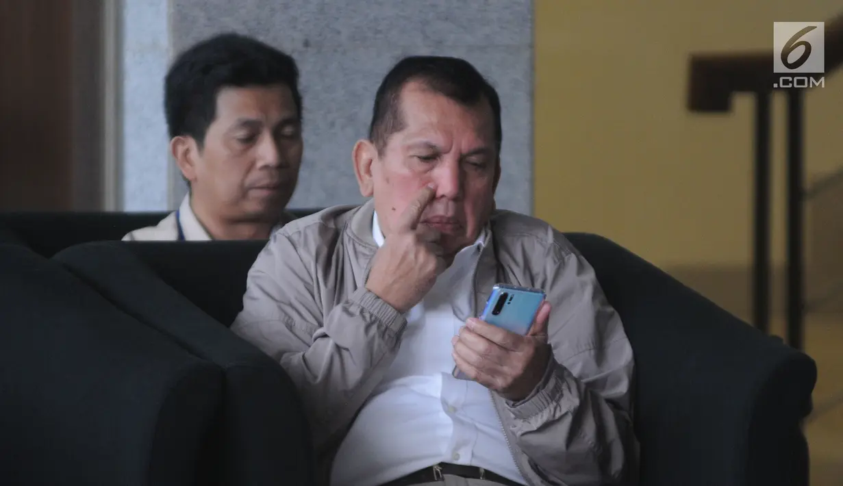 Mantan anggota DPR periode 2009-2014, Chairuman Harahap menunggu pemeriksaan di Gedung KPK, Jakarta, Senin (24/6/2019). Politikus Partai Golkar tersebut diperiksa sebagai saksi untuk tersangka Markus Nari dalam kasus dugaan korupsi proyek e-KTP. (merdeka.com/Dwi Narwoko)