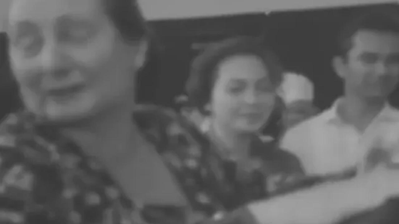 Mengenakan kebaya, Ibu Pierre Tendean tampak begitu sedih sembari memeluk erat peti jenazah yang putra tercinta. Begitu pula saudara kandung Tendean yang tak kuasa menahan tangis kesedihannya. <br>