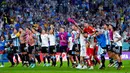 Para pemain Argentina merayakan kemenangan atas Australia pada pertandingan sepak bola babak 16 besar Piala Dunia 2022 di Stadion Ahmad Bin Ali, Doha, Qatar, 3 Desember 2022. Argentina berhasil melaju ke babak perempat final Piala Dunia 2022 usai menyingkirkan Australia dengan skor 2-1. (AP Photo/Petr David Josek)