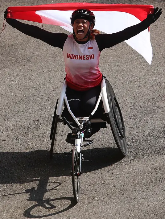 <p>Atlet balap kursi roda Maria Goreti melakukan selebrasi usai memenangi final balap kursi roda 400 meter putri 11th ASEAN Para Games 2022 di Stadion Manahan, Solo, Jawa Tengah, Kamis (4/8/2022). Maria Goreti meraih medali emas pada final tersebut. (Inaspoc/ Andry Prasetyo)</p>