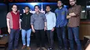 Demi menjaga eksklusivitas konser, Grup band Kerispatih hanya menjual 300 tiket. Dijual 200 tiket bagi Mahapatih (fans setianya), sedangkan 100 bagi tamu undangan. (Nurwahyunan/Bintang.com)