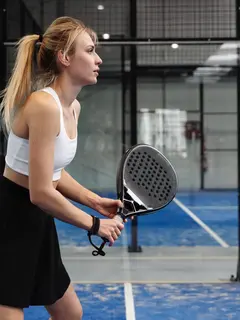 Karena gaya hidup aktif tersebut, melalui Wardah Padel Open 2025, turnamen padel modest pertama khusus perempuan di Indonesia yang mengusung tema “Where Modesty Meets Women’s Mastery.” [Dok/Wardah]