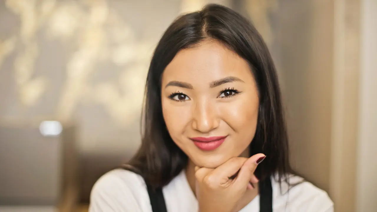 perempuan bahagia