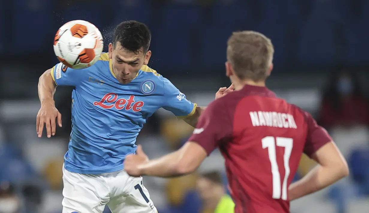 Penyerang Napoli Hirving Lozano berebut bola dengan bek Legia Warsawa, Maik Nawrocki pada lanjutan pekan ketiga fase Grup C Liga Europa di Stadion Diego Armando Maradona, Jumat (22/10/2021) dini hari WIB. Napoli sukses melibas Legia Warsawa dengan skor 3-0. (Alessandro Garofalo/LaPresse via AP)