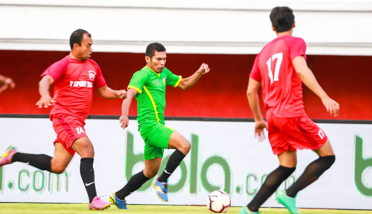 Pemain Kupang FC menggiring bola saat melawan Jambe FC pada laga Liga AYO Bali 2019, di Stadion I Wayan Dipta, Gianyar, Bali, Minggu (30/6). Jambe FC menang 3-2 atas Kupang FC. (Dokumentasi Official)
