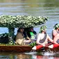 Ratu Maori, Nga Wai hono i te po Paki (tengah) bersama para prajurit Maori di sebuah sampan waka ke arah Taupiri Maunga dalam upacara pemakaman Raja Maori Selandia Baru, Tuheitia Pootatau Te Wherowhero VII, di Ngaruawahia pada tanggal 5 September 2024. (DJ MILLS/AFP)