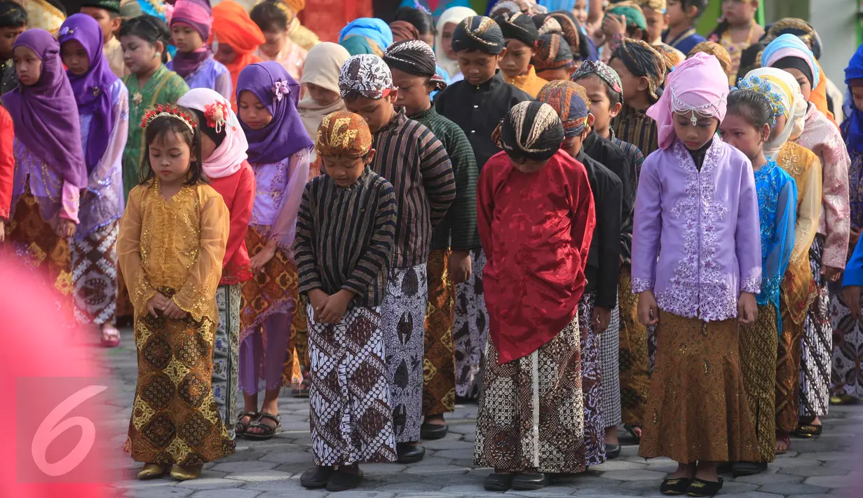 Pelajar SD Keputran 2, Yogyakarta, berbusana tradisional saat mengikuti upacara  di halaman sekolah mereka, Kamis (21/4). Upacara tersebut digelar untuk memperingati Hari Kartini yang jatuh setiap 21 April. (Foto: Boy Harjanto)