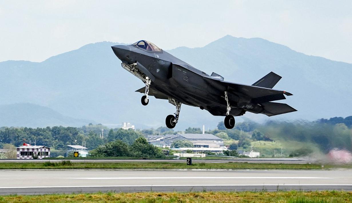 Anggota parlemen Korea Selatan mengatakan Korea Utara dapat berusaha enembakkan rudal balistik antarbenua atau mengambil tindakan militer lainnya untuk memprotes latihan sekutu atau pertemuan puncak Korea Selatan, Amerika Serikat, dan Jepang minggu lalu. (Handout/South Korean Defence Ministry/AFP)