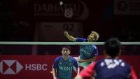 Salah satu ganda putra andalan Indonesia, Marcus Fernaldi Gideon/Kevin Sanjaya Sukamuljo terhenti langkahnya di babak 16 besar Indonesia Masters 2023, Kamis (26/1/2023) sore di Istora Gelora Bung Karno, Senayan, Jakarta. Bukan kekalahan yang membuat The Minions tersingkir, namun cedera Marcus Fernaldi Gideon di tengah laga yang memaksa mereka memberi kemenangan kepada lawannya asal Cina, Liu Yu Chen/Ou Xuan Yi. (Bola.com/Bagaskara Lazuardi)