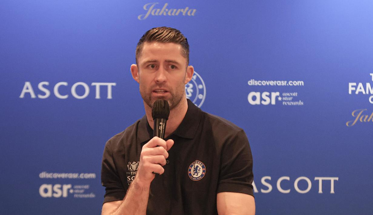 Pada kesempatan keduanya ini, Cahill datang sebagai legenda klub. Tampak dalam foto, mantan bek tim Liga Premier Inggris, Chelsea, Gary Cahill saat menjawab pertanyaan pewarta di Hotel Ascott, Sudirman, Jakarta, Sabtu (29/11/2025) sore WIB. (Bola.com/Abdul Aziz)