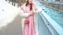 outfit menawan serba pink yang ditunjukkan oleh bumil satu ini dapat menjadi referensi untuk sahabat fimela, lho. (instagram/nandaarsyinta)
