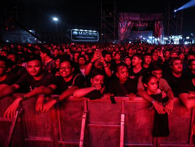 Penonton menyaksikan penampilan pada acara musik Hammersonic Festival 2023 di Carnaval Beach Ancol, Jakarta, Sabtu (18/3/2023). (Liputan6.com/Johan Tallo)