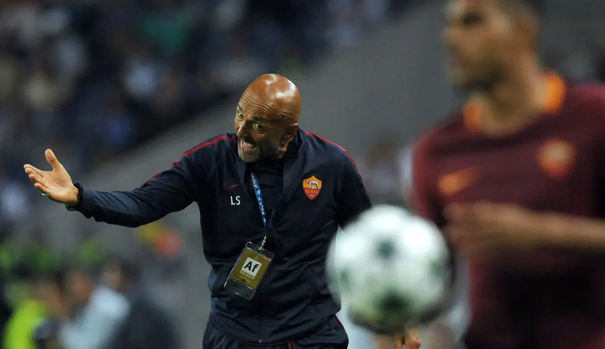 Pelatih AS Roma, Luciano Spalletti memberikan arahan kepada anak asuhnya saat melawan FC Porto pada leg pertama  playoff Liga Champions 2016-2017 di Estadio Do Dragao, Kamis (18/8/2016) dini hari WIB. (AP/Paulo Duarte)