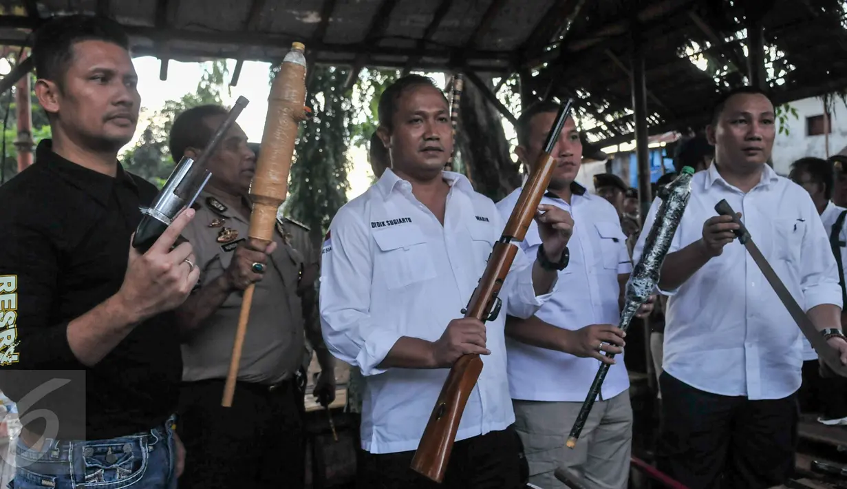 Petugas Kepolisian menunjukan barang bukti yang berhasil disita di Manggarai, Jakarta, Rabu (8/3). Sebelumnya tawuran kembali pecah di Manggarai dan menewaskan dua orang pelajar. (Liputan6.com/Yoppy Renato)