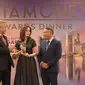 Wakil Direktur Utama Bank Mandiri Alexandra Askandar saat menerima penghargaan Asiamoney di Singapura, Selasa (26/9).