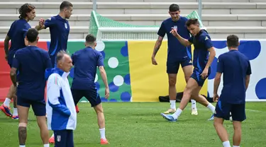 Para pemain Italia menghadiri sesi latihan MD-1 menjelang babak 16 besar Euro 2024  di base camp di Iserlohn, Jumat (28/6/2024). (Alberto PIZZOLI / AFP)