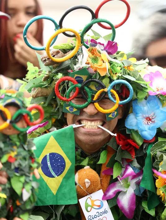Seorang pria menggunakan atribut unik saat menyaksikan balap sepeda putri dalam ajang Olimpiade 2016, di Rio de Janeiro, 7 Agustus 2016. (AFP PHOTO/Bryn Lennon)