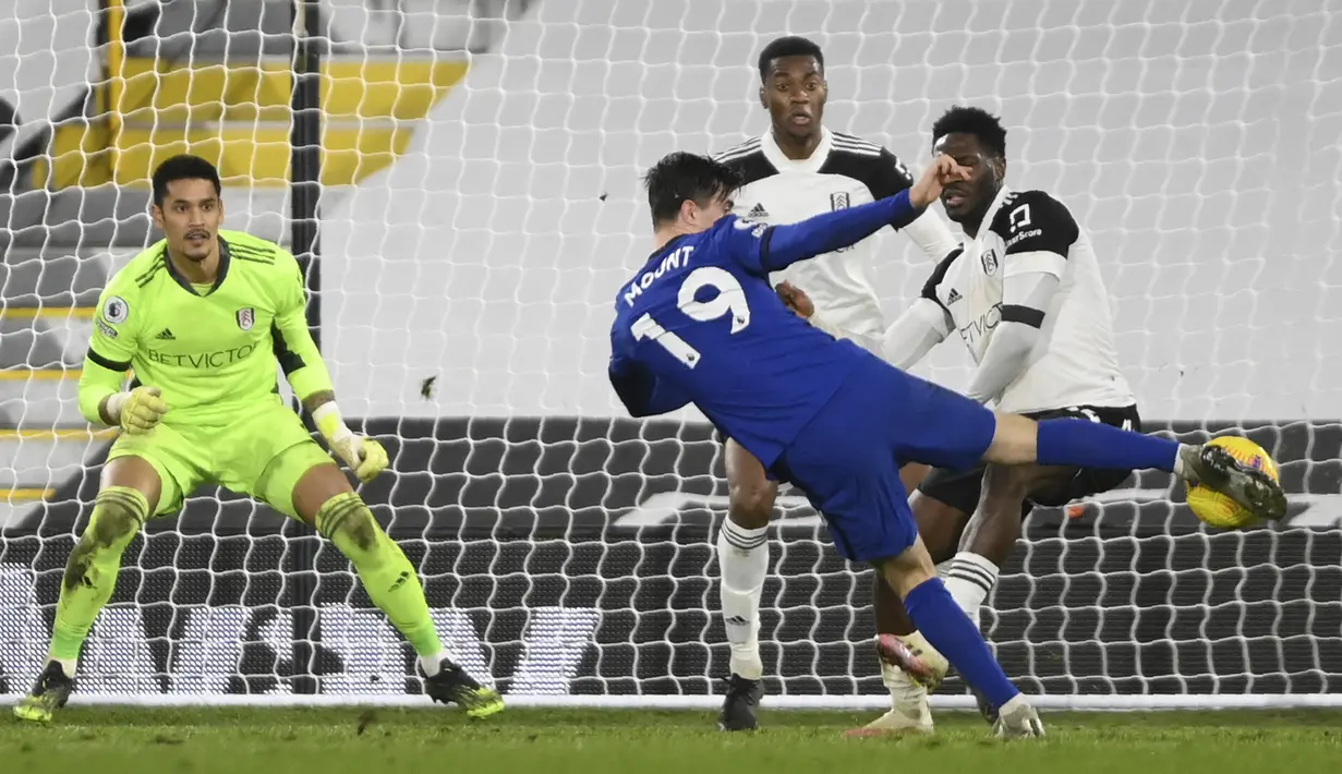 Gelandang Chelsea, Mason Mount mencetak gol ke gawang Fulham pada lanjutan Liga Inggris yang berlangsung di Craven Tottage pada Minggu (17/1/2021) dini hari WIB. Chelsea berhasil meraih kemenangan 1-0 atas Fulham lewat gol tunggal Mason Mount. (Mike Hewitt/Pool via AP)