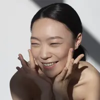 Dapatkan tampilan rambut yang lebih tebal dan bervolume alami hanya dengan melakukan perawatan rutin yang tepat di rumah. [Dok/Freepik.com].