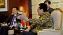 Ketua DPD RI Irman Gusman (kanan) menerima Gubenur Gyeonggi Republik Korea YM.Mr Nam Kung Pil (kiri) dan rombongan di Ruang Delegasi, Komplek Parlemen, Senayan, Jakarta, Senin (11/5/2015). (Liputan6.com/Andrian M Tunay)