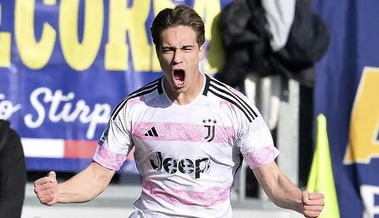 Pemain Juventus, Kenan Yildiz, melakukan selebrasi setelah mencetak gol ke gawang Frosinone pada laga lanjutan Liga Italia di Stadion Benito Stirpe, Sabtu (23/12/2023). Gelandang muda Juventus, Kenan Yildiz, sukses menjawab kepercayaan Allegri dengan baik. (LaPresse via AP/Alfredo Falcone)