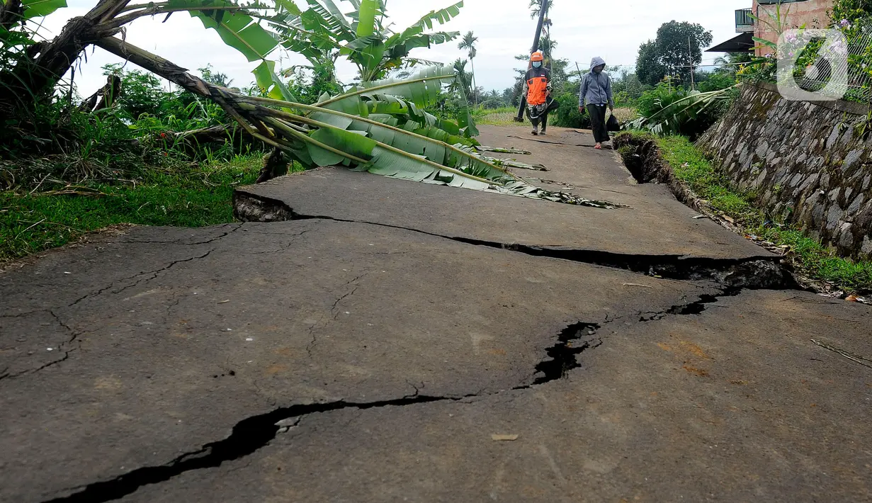 Kondisi jalan yang rusak parah pascagempa bumi magnitudo 5,6 di Kampung Cisarua, Desa Sarampad, Kabupaten Cianjur, Jawa Barat, Rabu (23/11/2022). Gempa di Kabupaten Cianjur, Jawa Barat, mengakibatkan sejumlah rumah dan jalan rusak parah di Desa Sarampad. (merdeka.com/Arie Basuki)