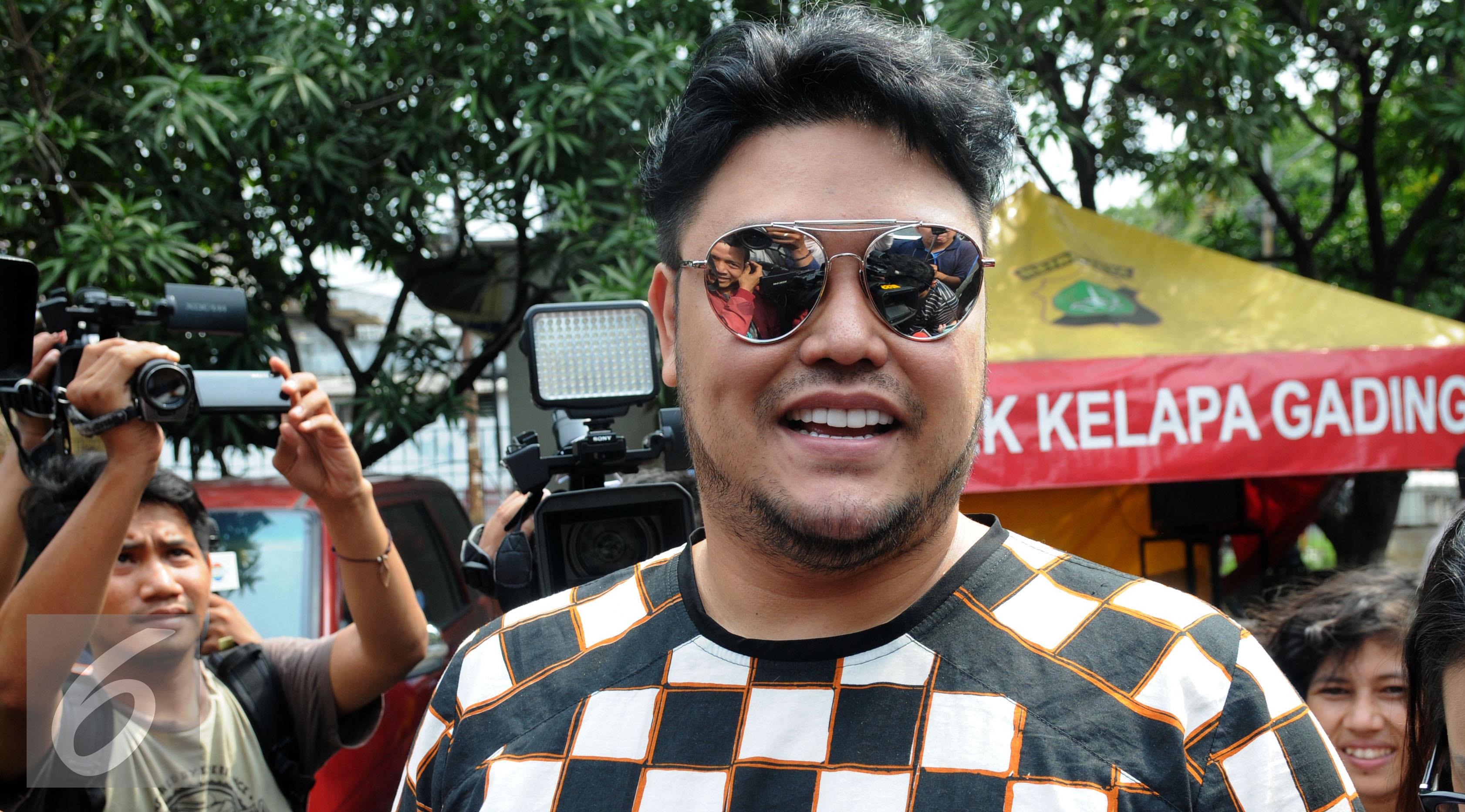Desainer Ivan Gunawan saat ditanya wartawan usai menjenguk Saipul Jamil menjenguk Saipul Jamil Jakarta, Selasa (23/2). Kesibukan yang padat, membuat ketiganya baru memiliki waktu menjenguk duda Dewi Perssik. (Liputan6.com/Herman Zakharia)