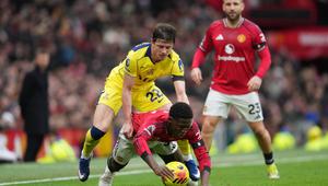 Conor Gallagher dari Tottenham memegang Kobbie Mainoo dari Manchester United selama pertandingan Liga Inggris antara Manchester United dan Tottenham di Manchester, Inggris, Sabtu, 7 Februari 2026. (AP Photo/Jon Super)