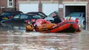 Petugas mengevakuasi warga yang terjebak banjir dirumahnya di York, Inggris utara, Minggu (27/12). Banjir akibat luapan sungai Ouse yang telah memperburuk sejumlah wilayah Inggris utara. (REUTERS/Phil Noble)