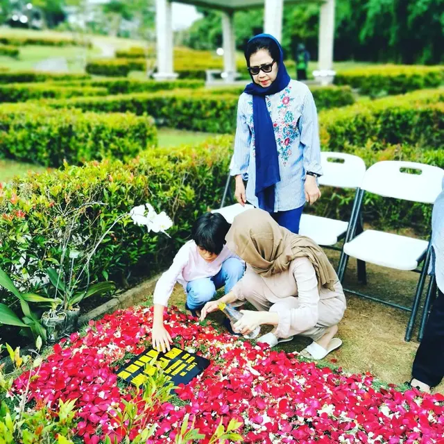 Bunga Citra Lestari atau BCL bersama anak semata wayangnya, Noah Aiden Sinclair kembali berziarah ke pusara Ashraf Sinclair. (https://www.instagram.com/p/B9tZa1xAdpd/)