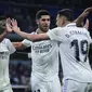 Pemain Real Madrid, Marco Asensio, merayakan gol yang dicetaknya bersama Vinicius Junior dan Dani Ceballos, dalam laga kontra Celta Vigo pada laga jornada 30 La Liga Spanyol di Santiago Bernabeu, Minggu (23/4/2023) dini hari WIB. (AP Photo/Manu Fernandez)