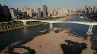 Foto udara memperlihatkan kondisi Sungai Jialing, anak Sungai Yangtze, di Kota Chongqing, China, Rabu (24/8/2022). Peringatan kekeringan nasional telah dikeluarkan karena gelombang panas berkepanjangan dan parah di barat daya China yang berpenduduk padat diperkirakan akan berlanjut hingga September. (Noel Celis/AFP)