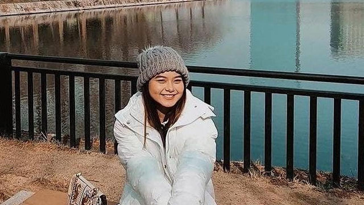 "My happy place ❄️🤍," kata Cesen di instagramnya.