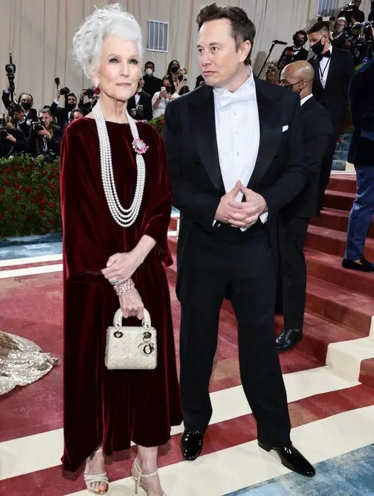 <p>Berbeda dari tahun sebelumnya yang menggandeng mantan pacarnya, Grimes. Tahun ini Elon Musk menggandeng ibunya yang seorang model, Maye Musk.  (Instagram/the.thinkings).</p>