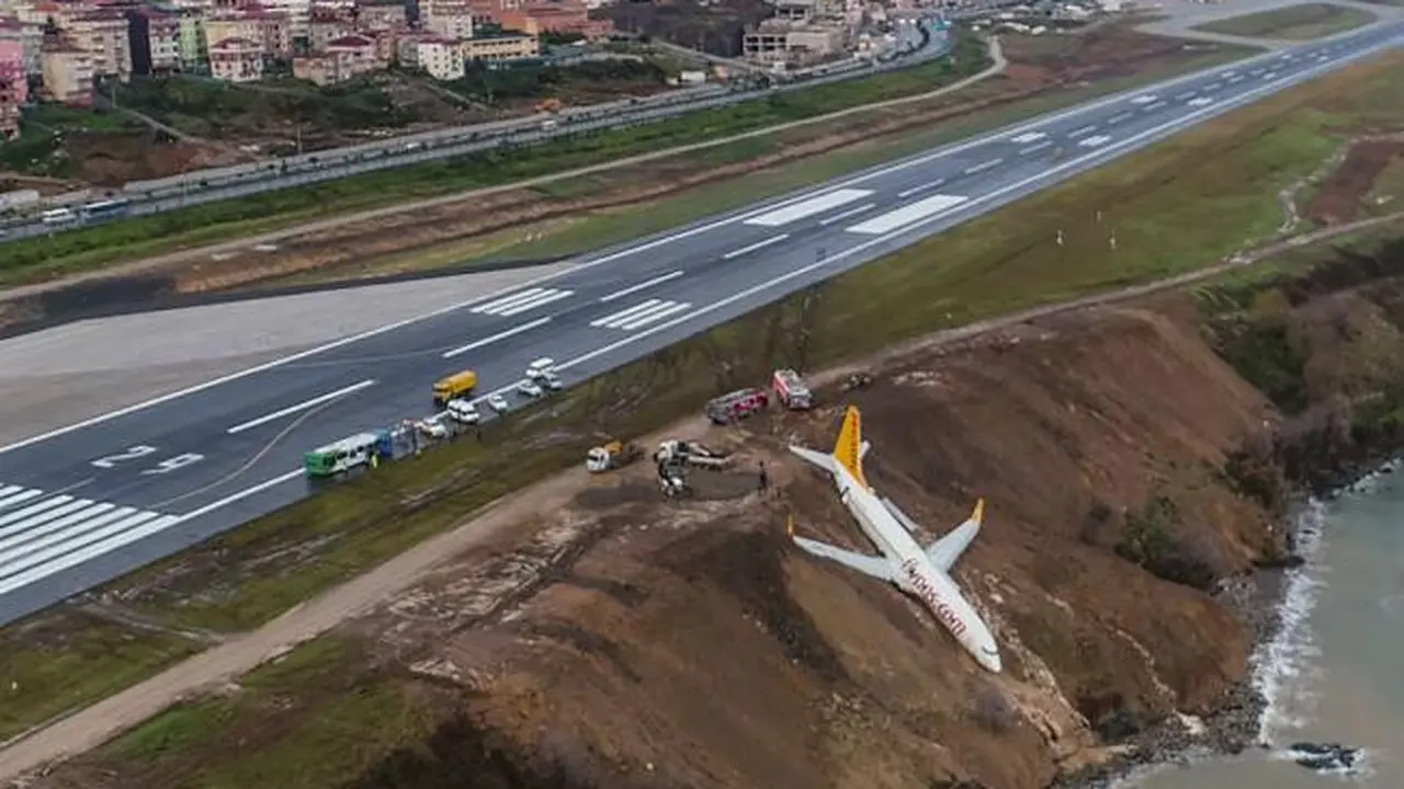 Pesawat Boeing 737 maskapai Pegasus Airlines nyaris terperosok ke jurang tepi Laut Hitam di Trabzon, Turki (13/1/2018) (AFP)
