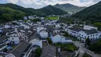 Foto udara menunjukkan pemandangan Desa Xinjian di Ganlan, Distrik Dinghai, Zhoushan, Provinsi Zhejiang, China timur (3/8/2020). Dalam beberapa tahun terakhir, otoritas Distrik Dinghai mengerahkan segala upaya untuk meningkatkan sanitasi dan daya tarik wisata di daerah pedesaannya. (Xinhua/Xu Yu)
