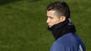 Bintang Real Madrid, Cristiano Ronaldo, saat mengikuti sesi latihan perdana di tahun 2017. Pada tahun baru ini Real Madrid memiliki tantangan untuk mempertahankan trofi Liga Champions dan merebut gelar Liga Spanyol. (EPA/Chema Moya)
