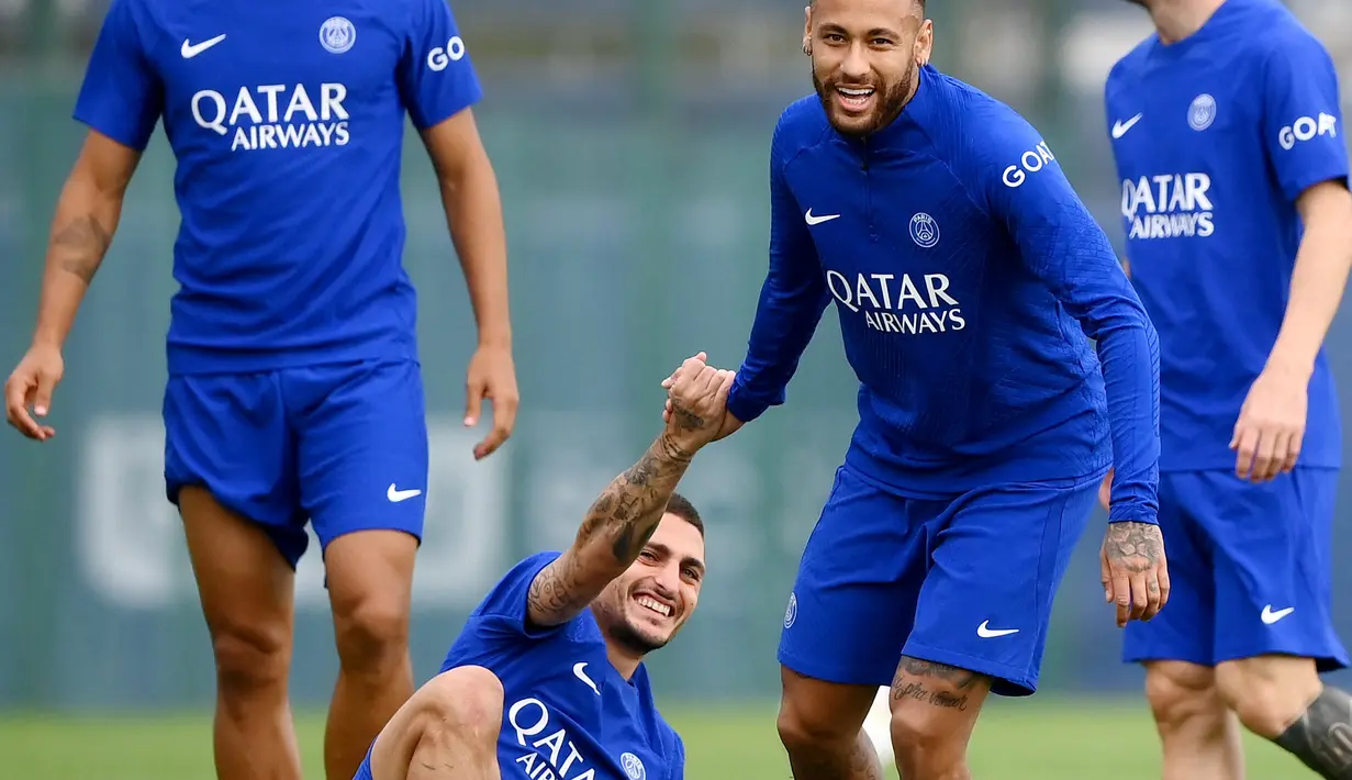 <p>(dari kiri) Pemain (PSG) Marquinhos, Verratti, Neymar, dan Lionel Messi ambil bagian dalam sesi latihan menjelang laga matchday 1 Grup H Liga Champions kontra Juventus di Saint-Germain-en-Laye di luar Paris, Senin (5/9/2022). Juventus maupun PSG mempunyai pemain yang mengesankan di skuadnya dan ingin memenangkan pertandingan UEFA Champions League ini. (Photo by FRANCK FIFE / AFP)</p>