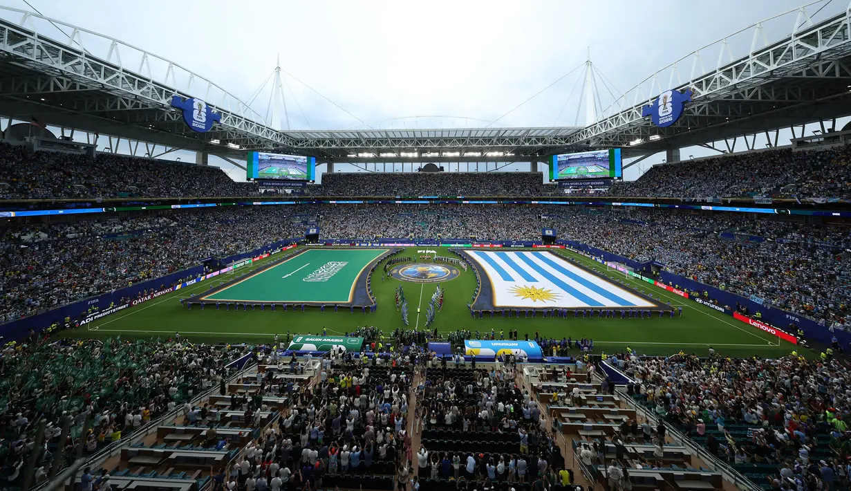Berbeda dari bendera negara peserta lainnya, bendera milik Arab Saudi dibentangkan tanpa menyentuh rumput lapangan pertandingan. (AFP/Getty Images/Molly Darlington)